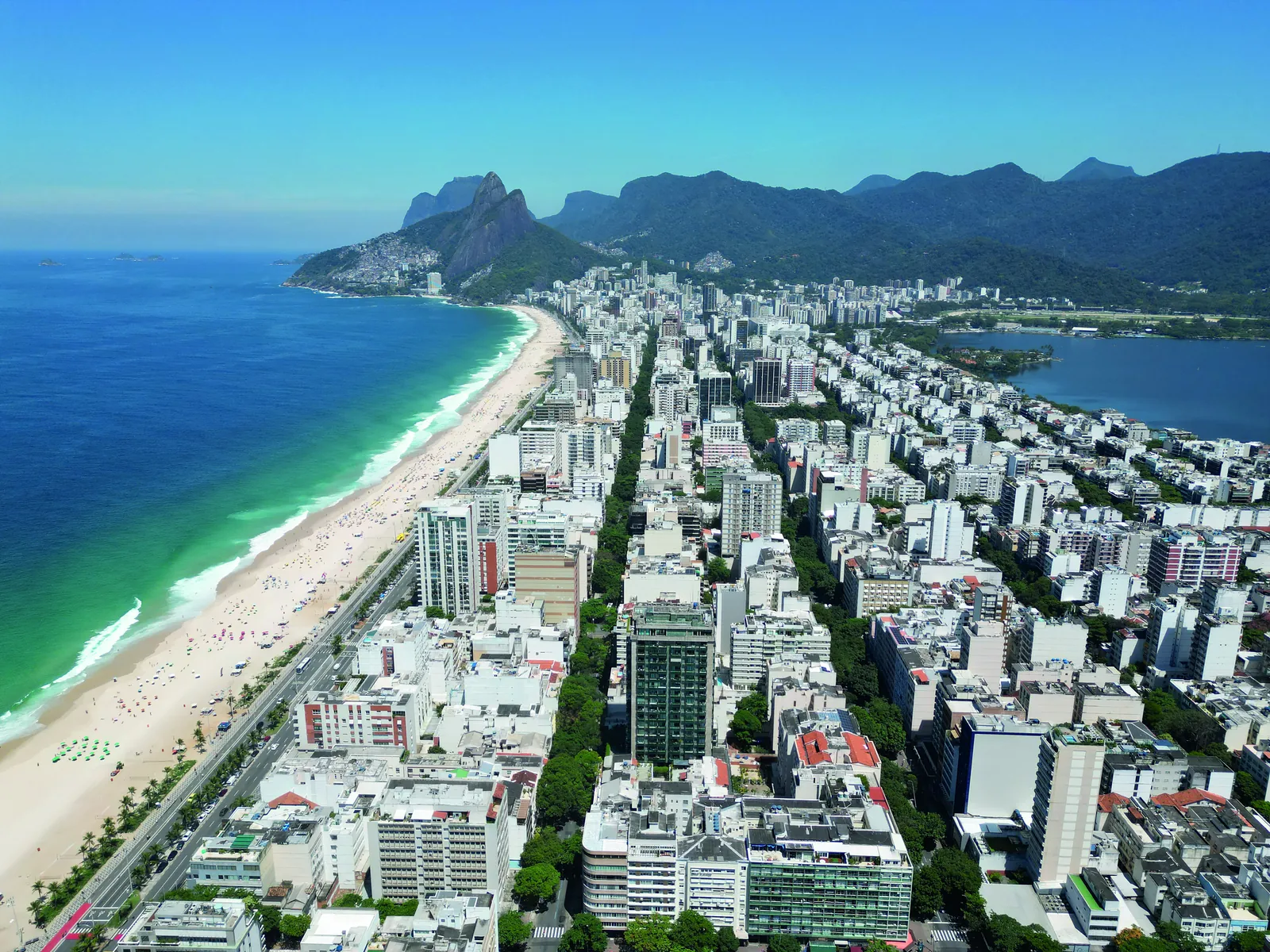 Ipanema vista do alto, entre a praia e a Lagoa, com o Morro Dois Irmãos ao fundo