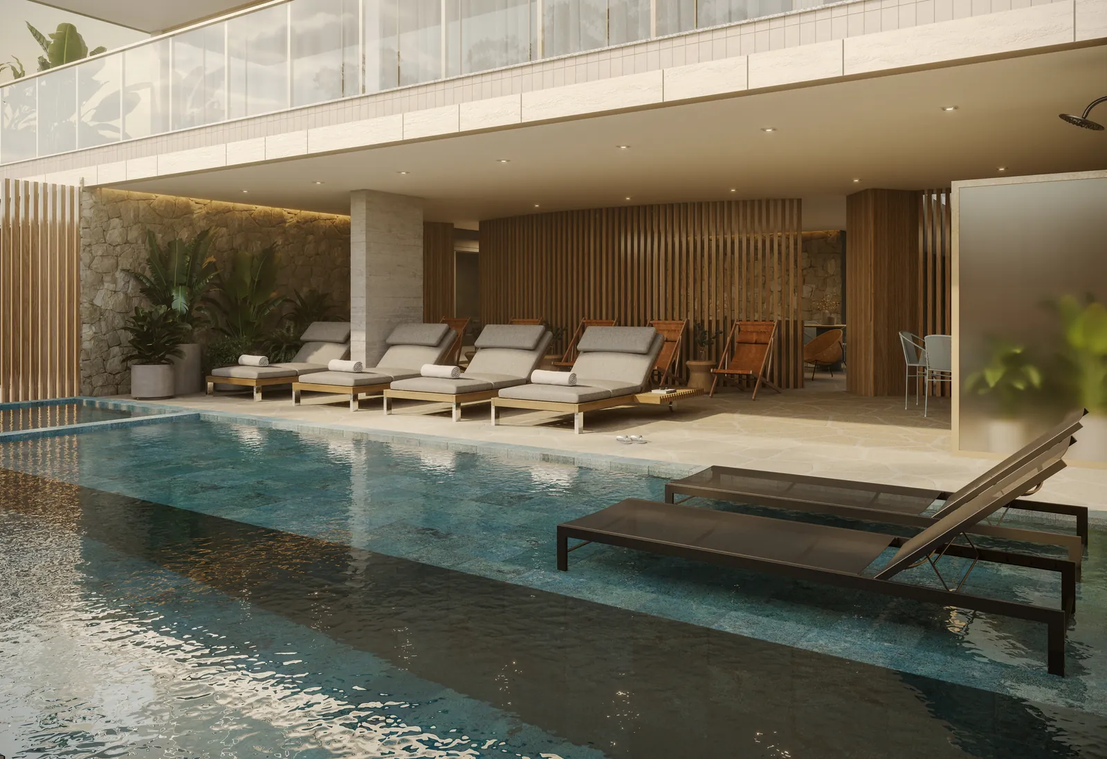 Piscina aquecida com deck molhado, espreguiçadeiras e jardim