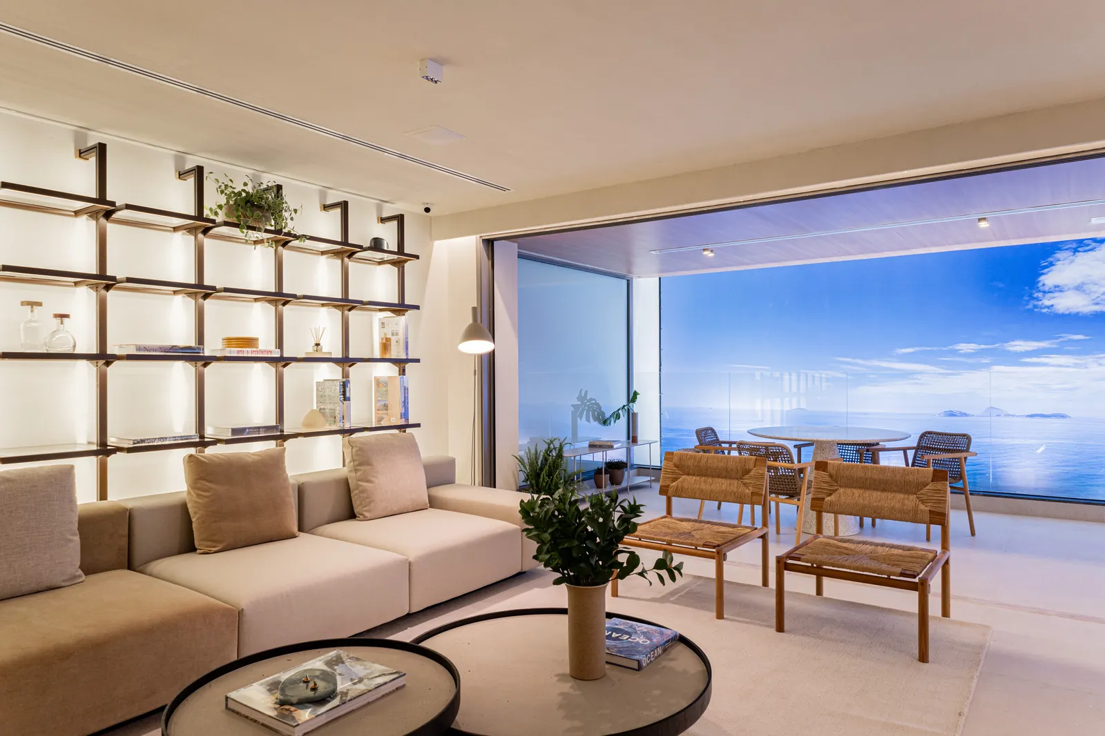 Estar aberto para a varanda com poltronas e o céu azul