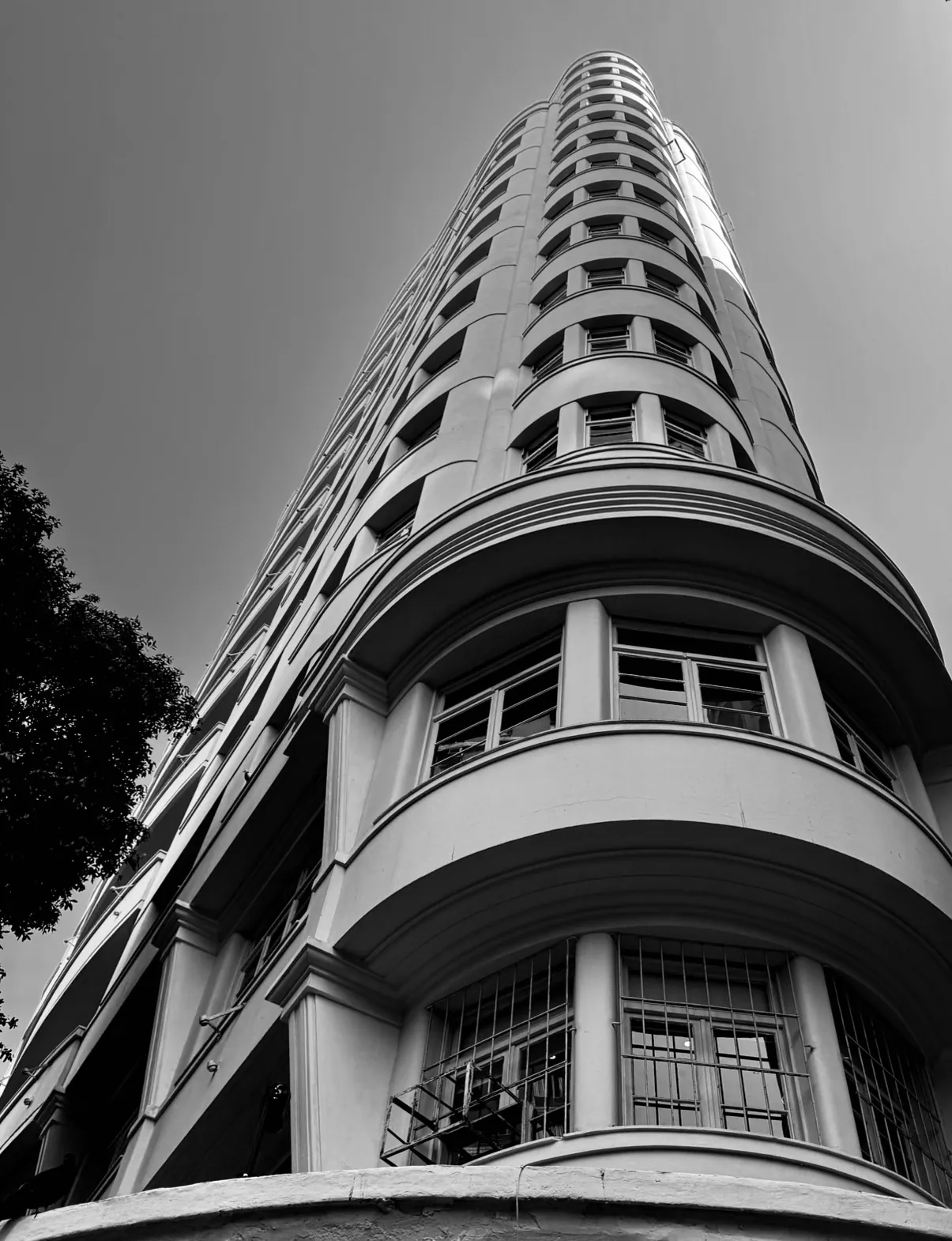 Foto em preto e branco da curva da fachada Art Déco, vista de baixo