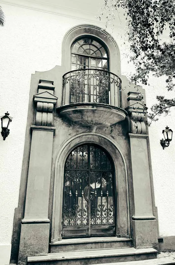 O portal em arco da casa preservada do Arc Ipanema