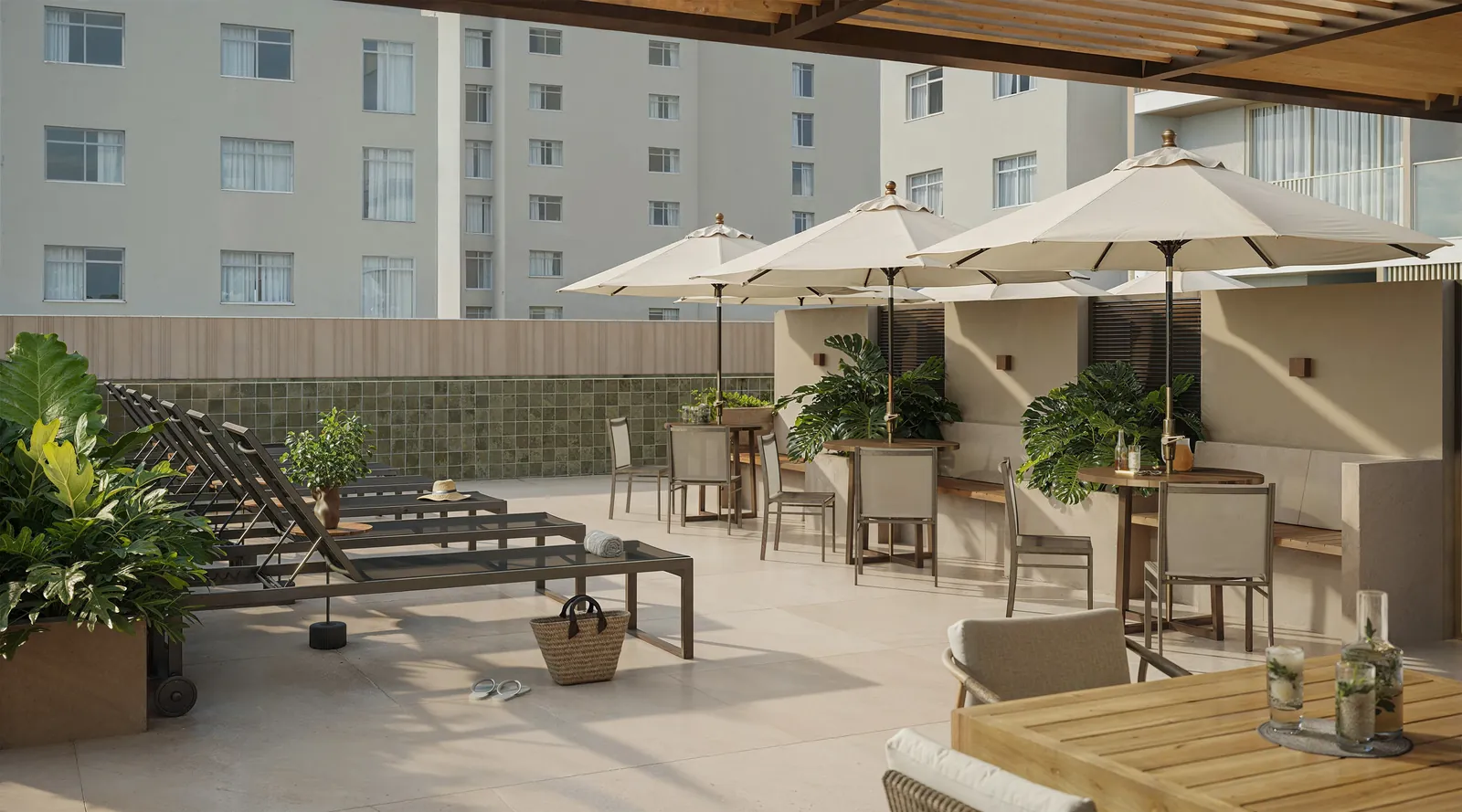 Deck da piscina com espreguiçadeiras, guarda-sóis e plantas
