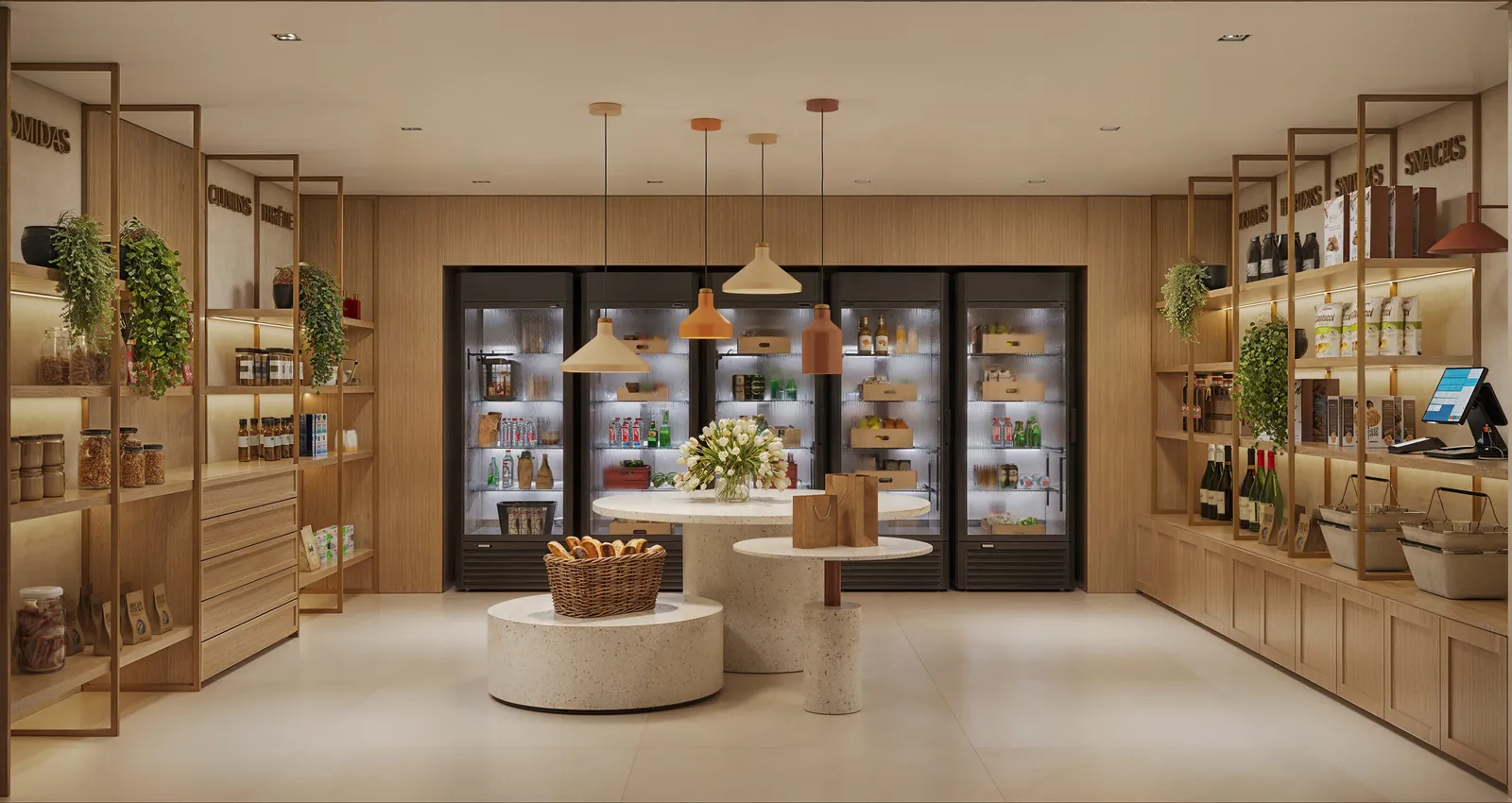 Minimarket com geladeiras de vidro e prateleiras com plantas
