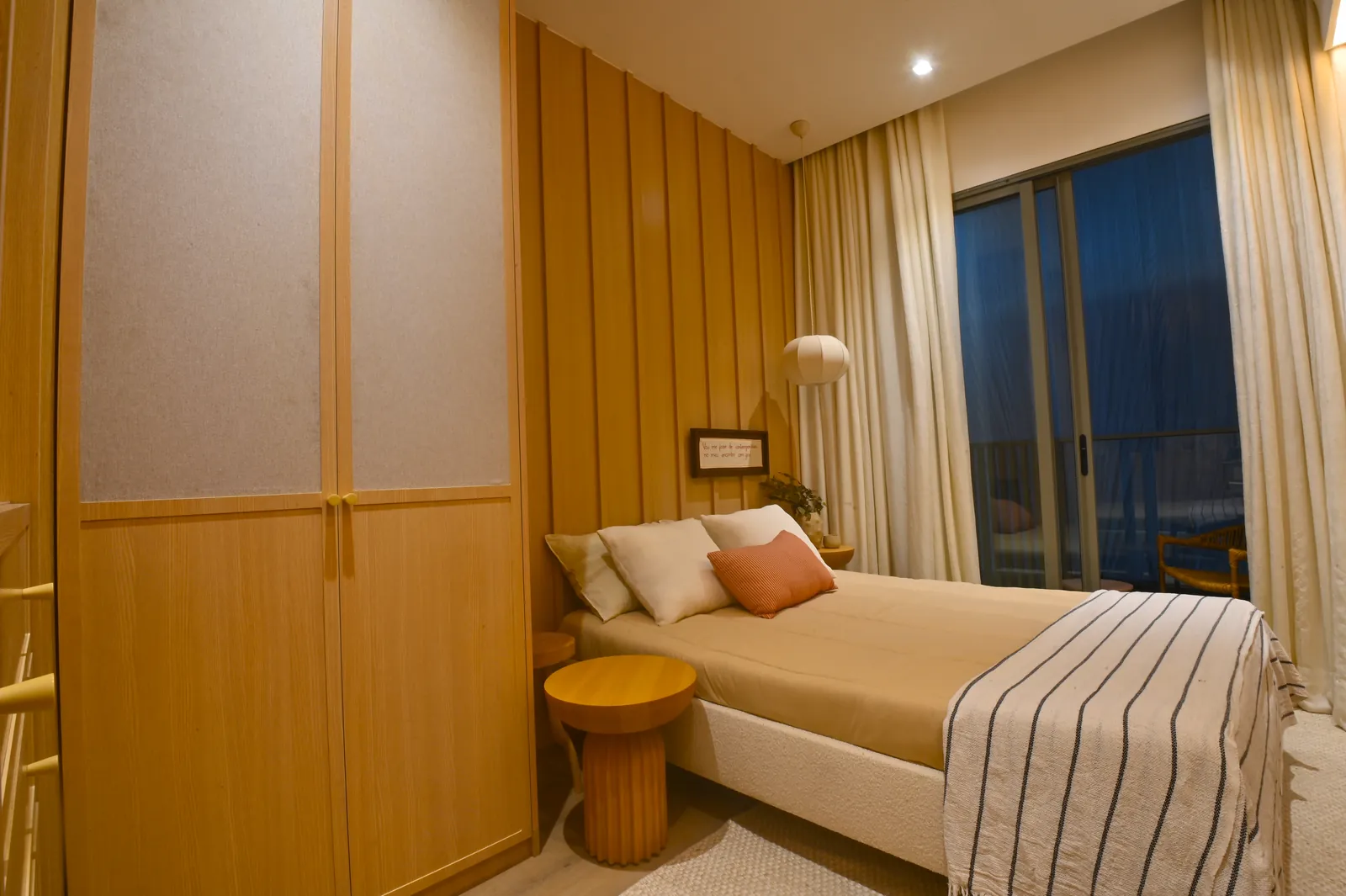 Quarto com luz indireta e almofadas laranja