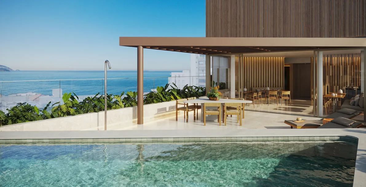 A piscina do rooftop do Arti Leblon, com o mar ao fundo