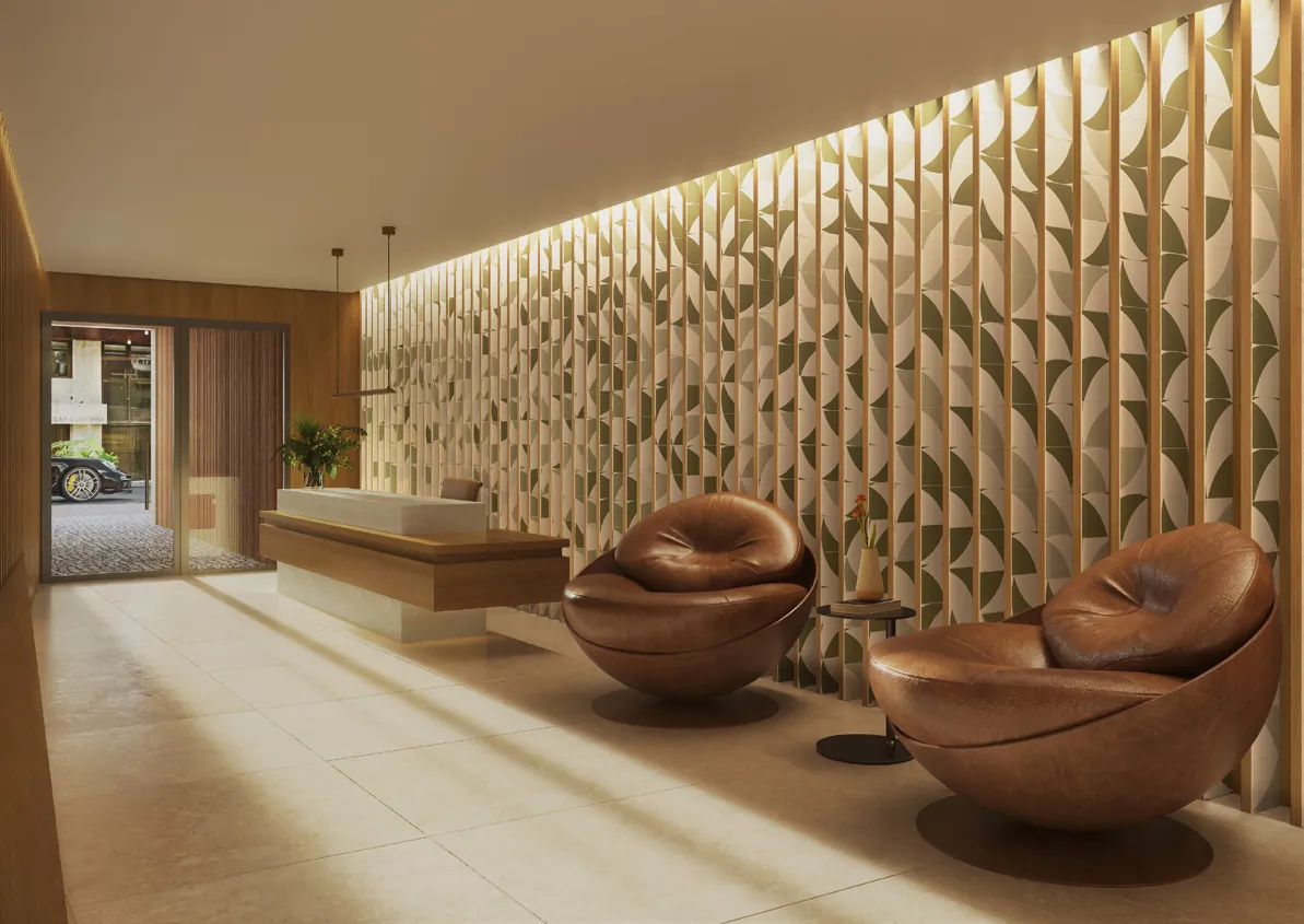 O lobby do Arti Leblon, com painel artístico e poltronas de couro