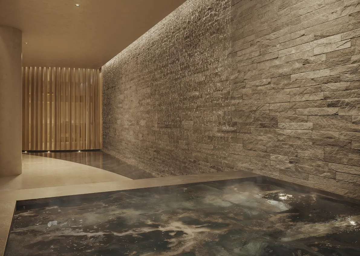 A hidromassagem do spa do Arti Leblon, com parede de pedra