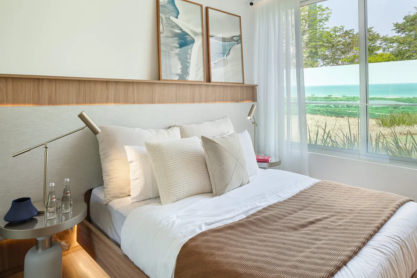 Suíte master do decorado de 132 m², com cama de casal e janela ampla
