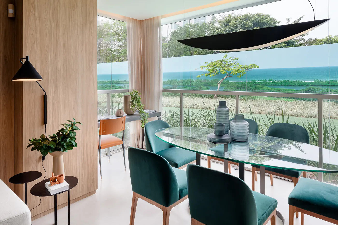 Varanda do decorado de 132 m², com mesa de jantar e vista para o verde