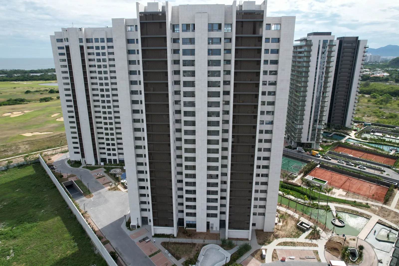 Foto real de drone das torres do Atlântico Golf, de frente para o campo de golfe