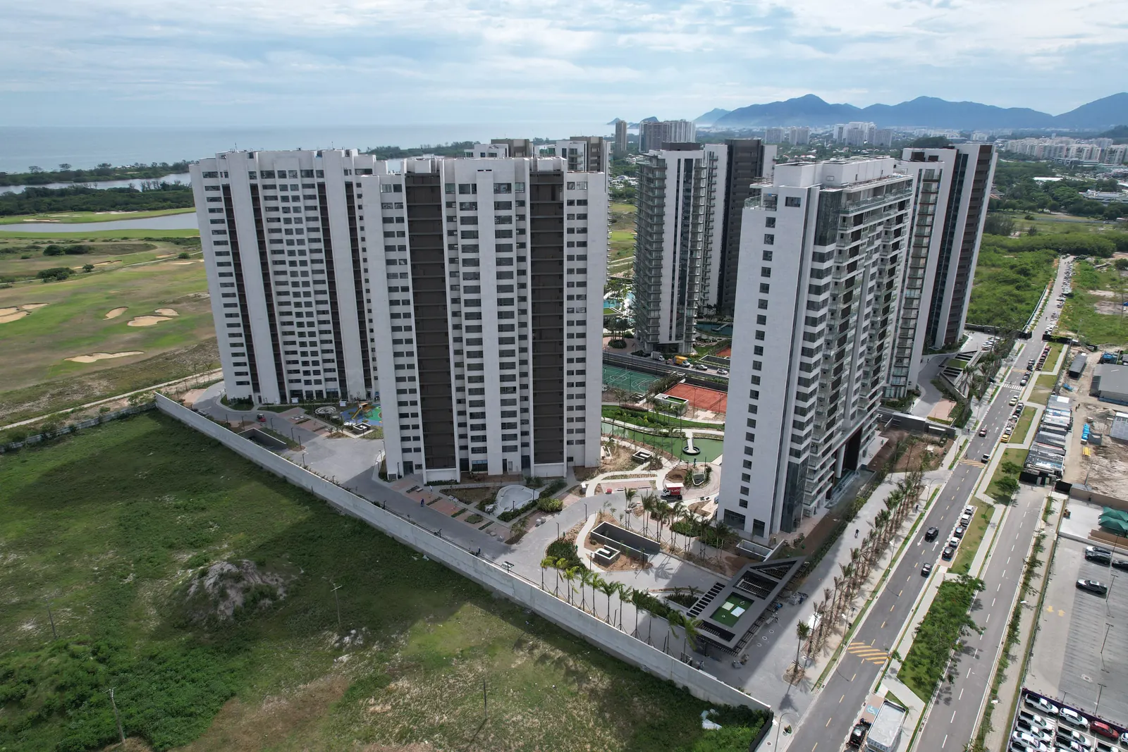 Foto real de drone das três torres do Atlântico Golf e da área de lazer