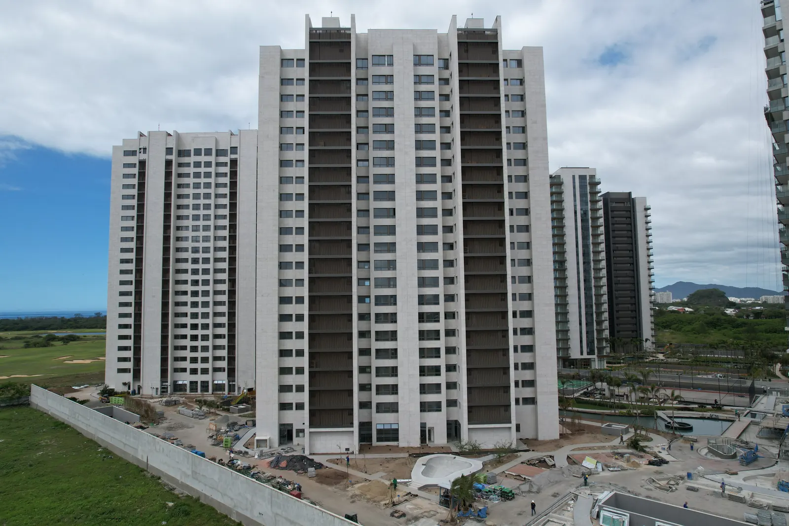 Foto real de drone da torre do Atlântico Golf com o golfe ao fundo