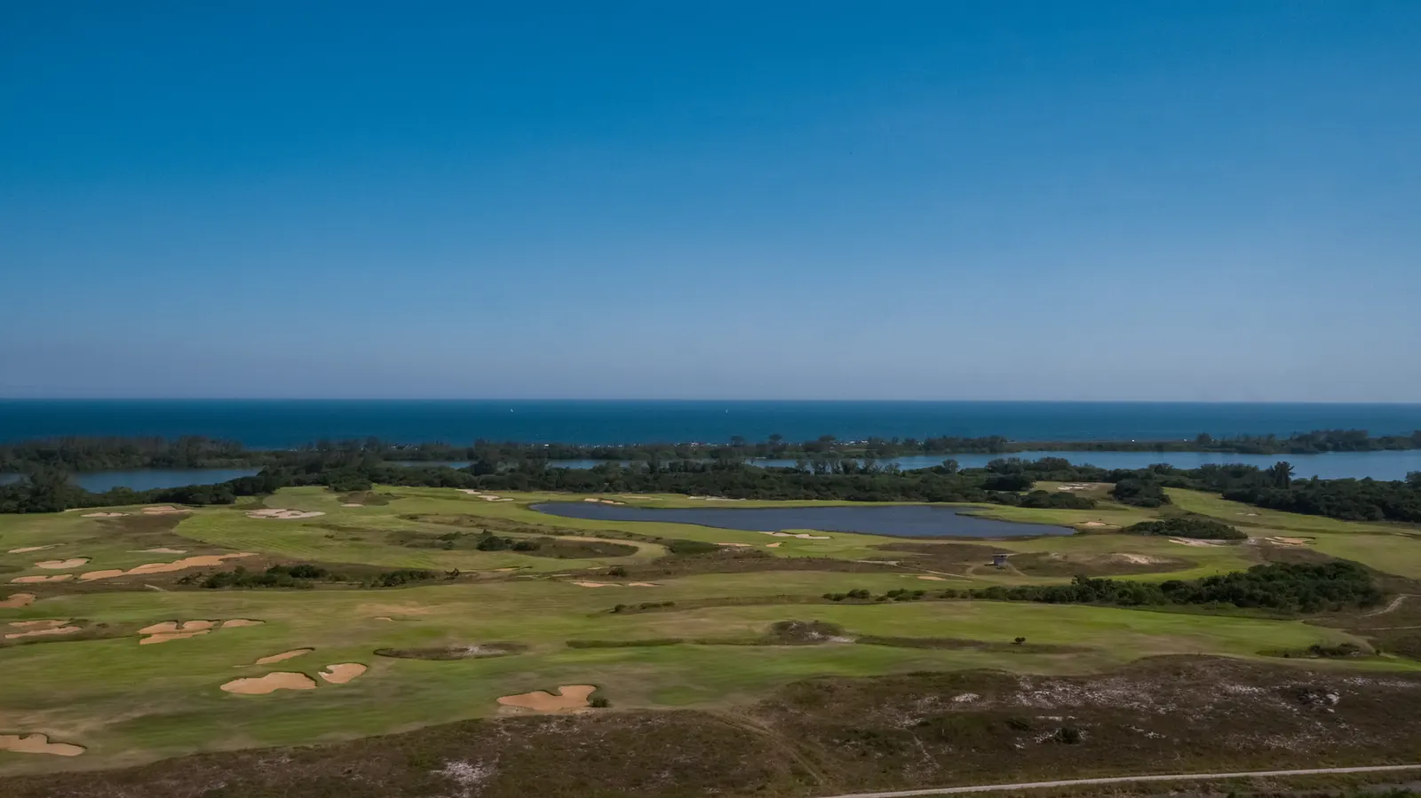 Foto real tirada do 19º andar do Atlântico 1.000, com o golfe, a lagoa e o mar