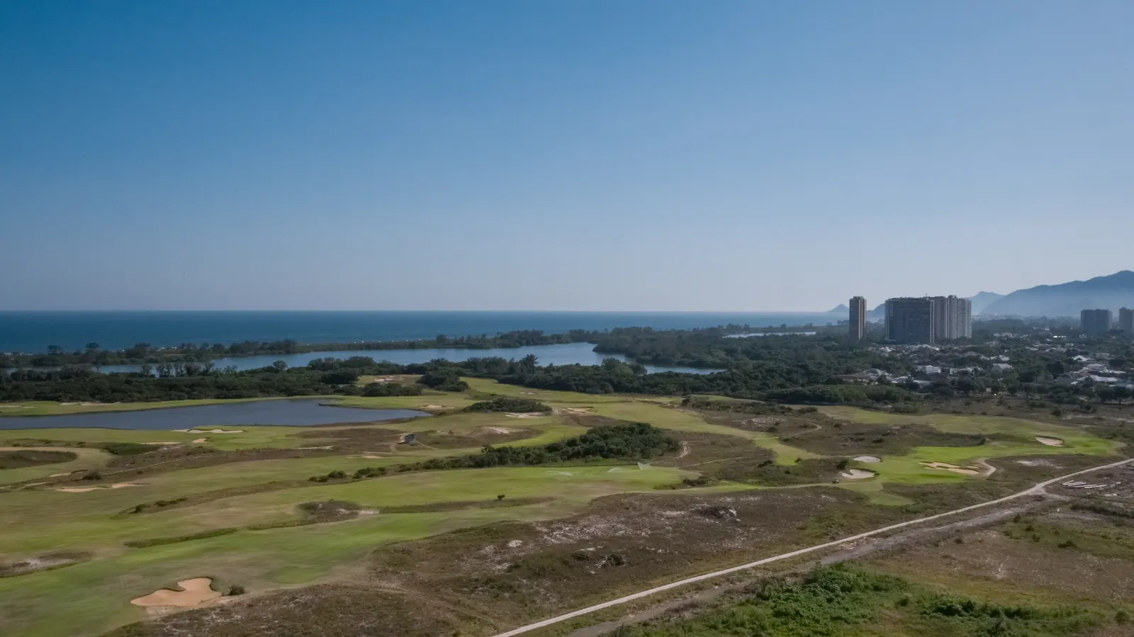 Foto real tirada do 19º andar do Atlântico 2.000, com o golfe e o mar na direção do Recreio