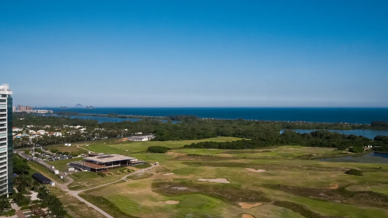 Foto real tirada do 20º andar do Atlântico 3.000: o campo de golfe e o mar da Barra