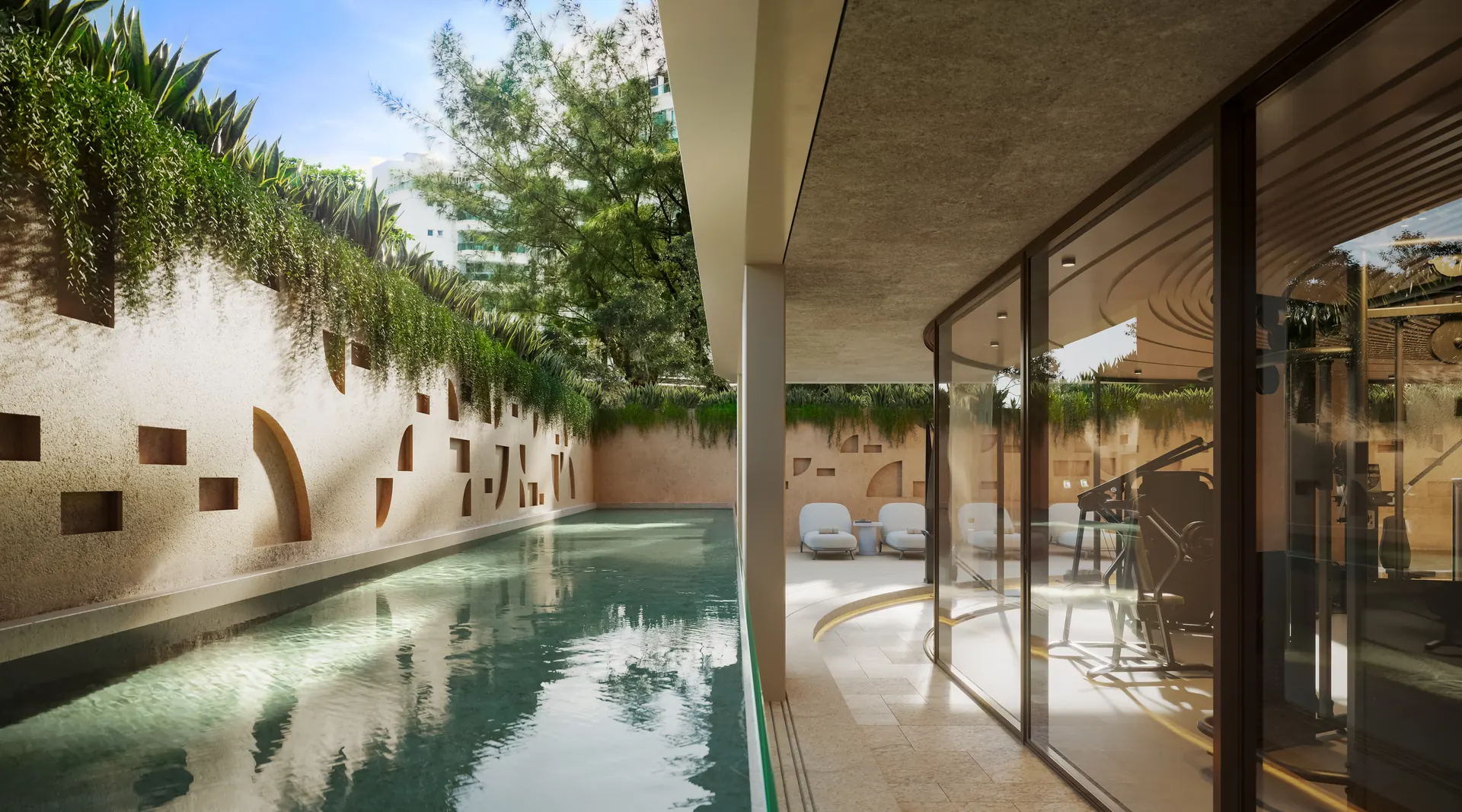 Piscina com raia do Atto, entre o jardim e o prédio