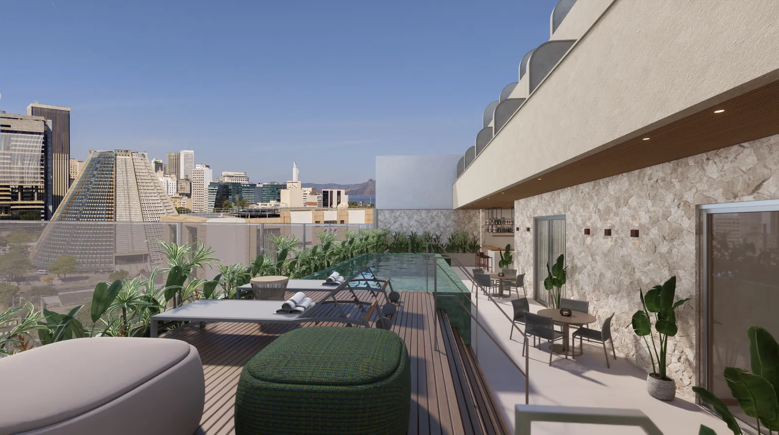 O rooftop do Carioca Lapa com deck, piscina e a Catedral ao fundo