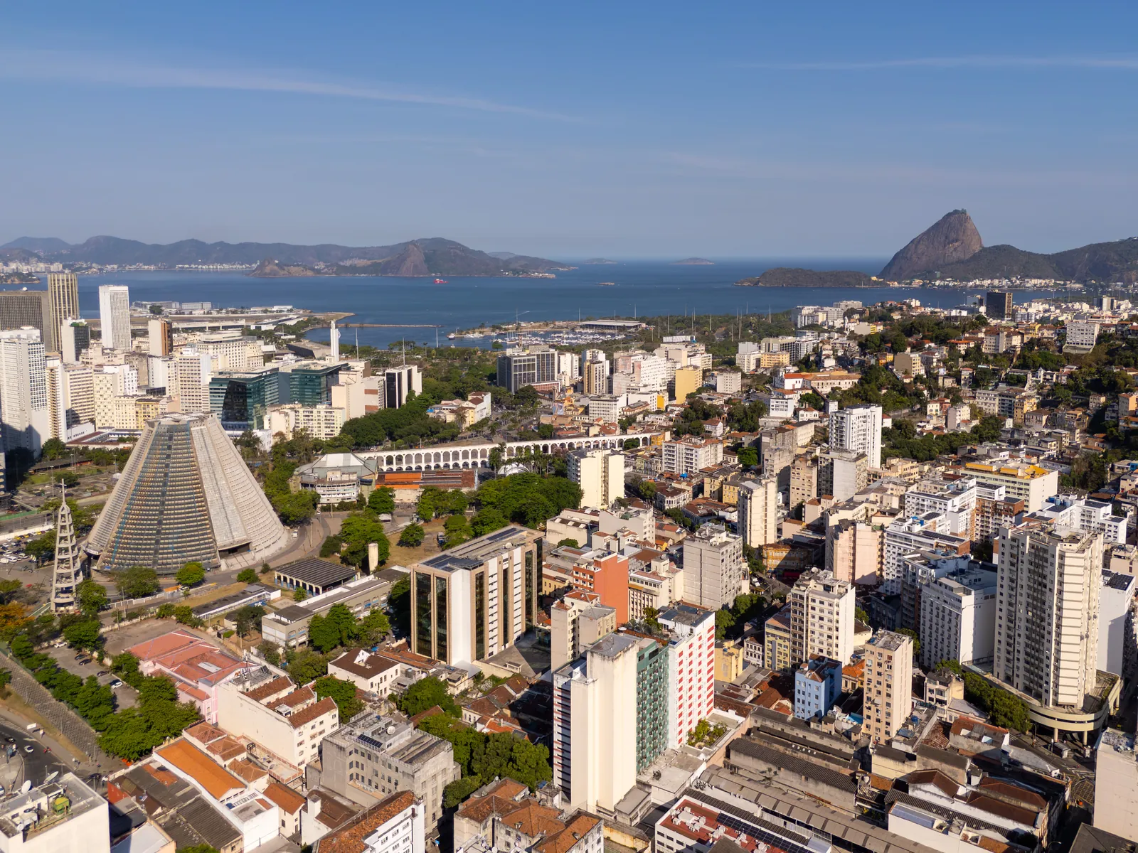 Vista do alto na Lapa: a Catedral, os Arcos, a Baía de Guanabara e o Pão de Açúcar