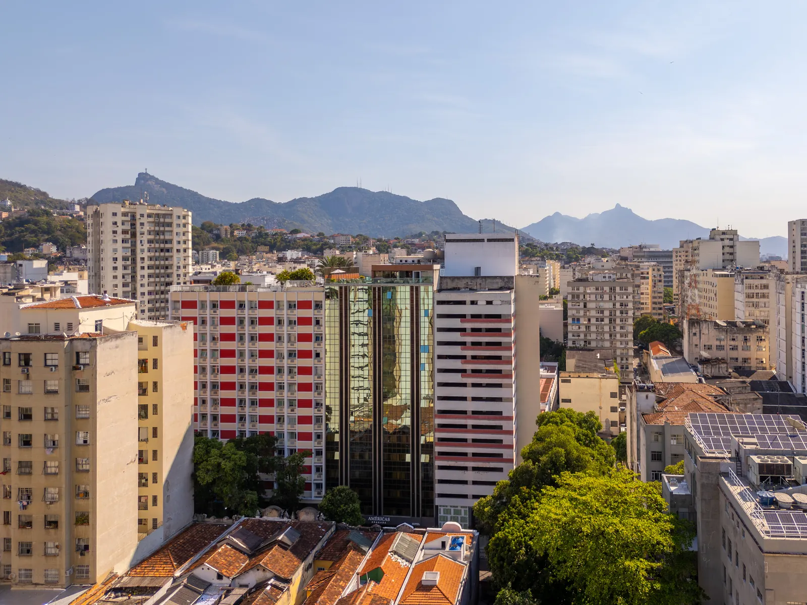 Vista do alto na Lapa, com os prédios do Centro, o Corcovado e o Cristo ao fundo