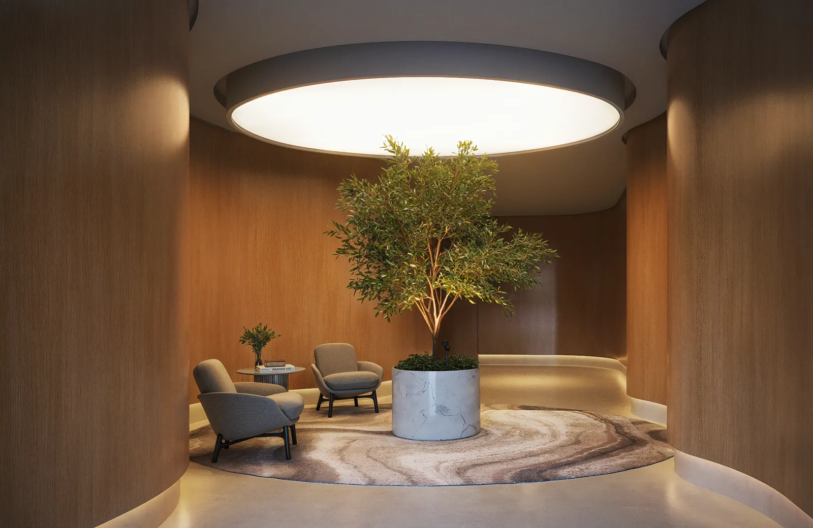 Lobby circular revestido de madeira, com uma árvore no centro