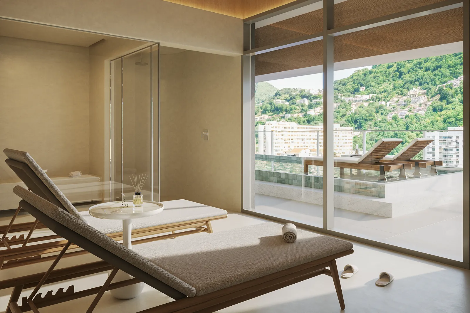 Área de descanso do spa com espreguiçadeiras e a sauna de vidro