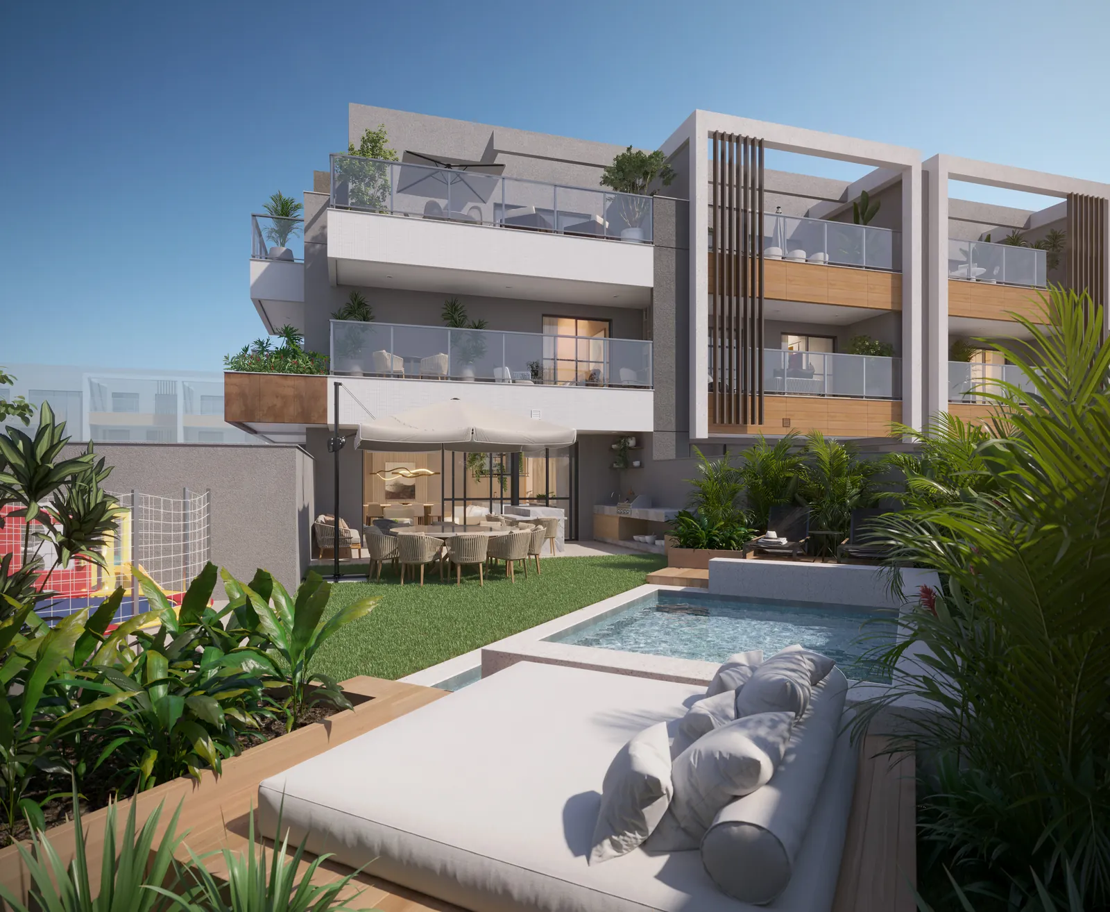 Varanda da casa aberta para o garden com piscina e gramado