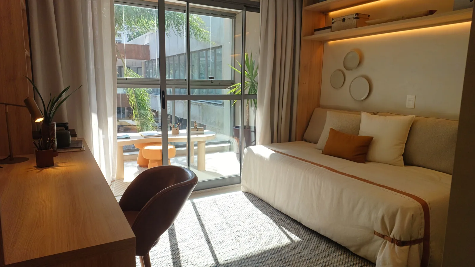 Suíte da casa decorada com cama de casal e janela de vidro