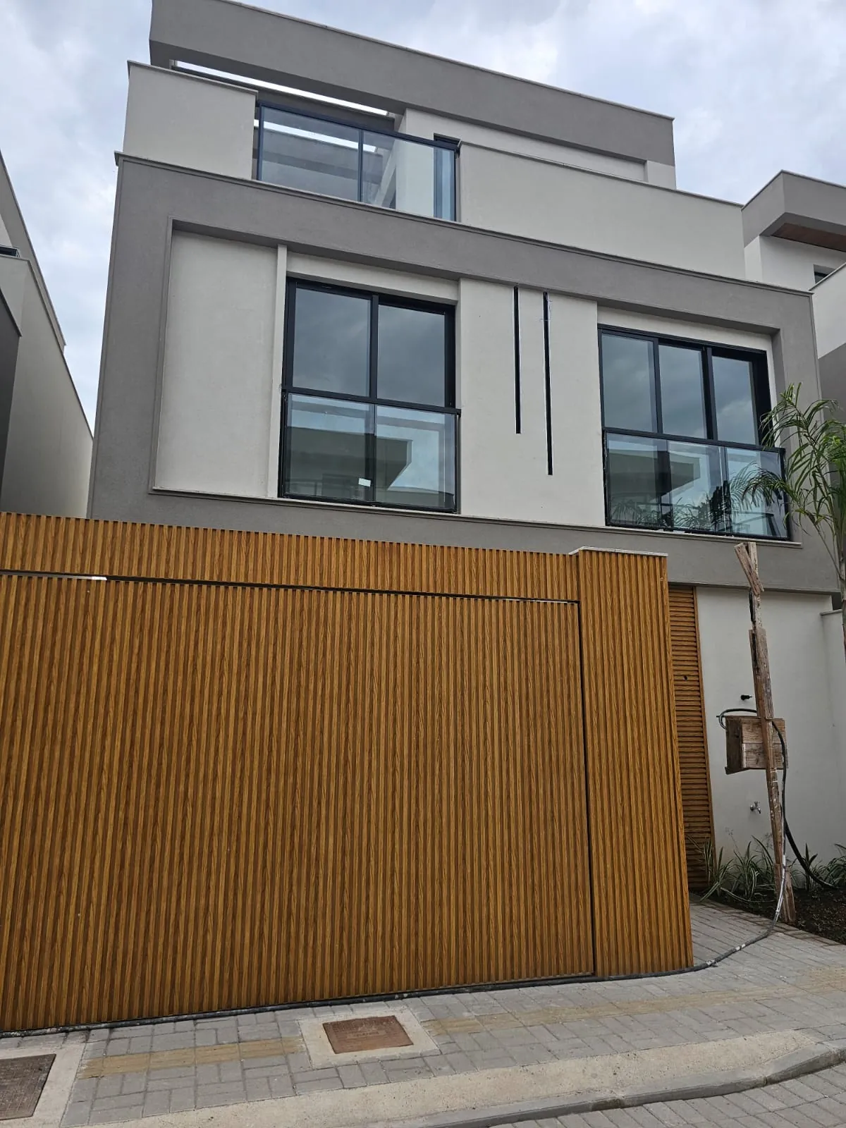 Portão de madeira da garagem de uma casa pronta