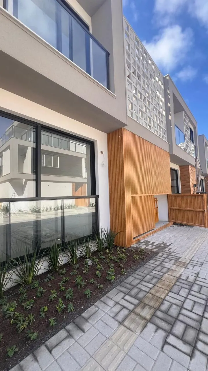 Rua interna do condomínio Art Design com as casas prontas