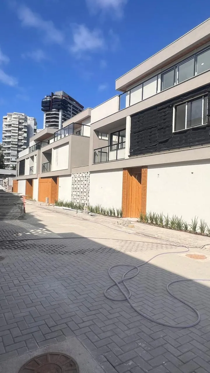 Rua interna calçada com as casas de dois andares ao lado