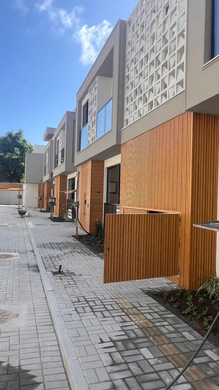 Detalhe da fachada com brise vazado e madeira