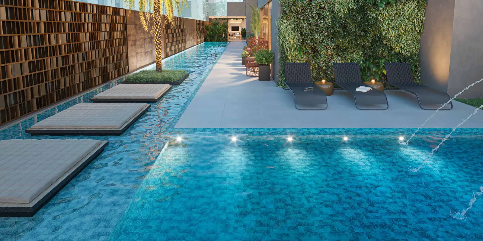 A piscina do Easy com deck molhado, espreguiçadeiras e jardim vertical