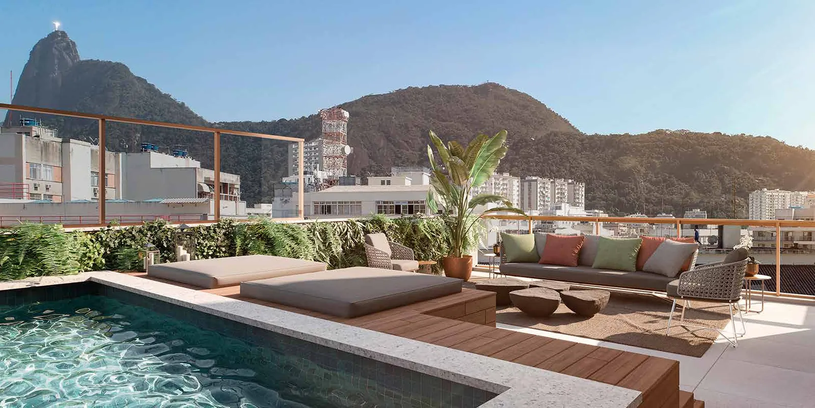 O terraço de uma cobertura do Easy com piscina e o Cristo ao fundo