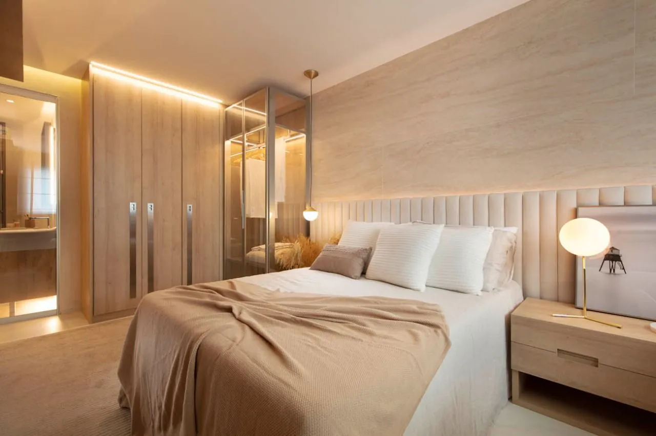 Suíte master do decorado do Easy, com cama de casal