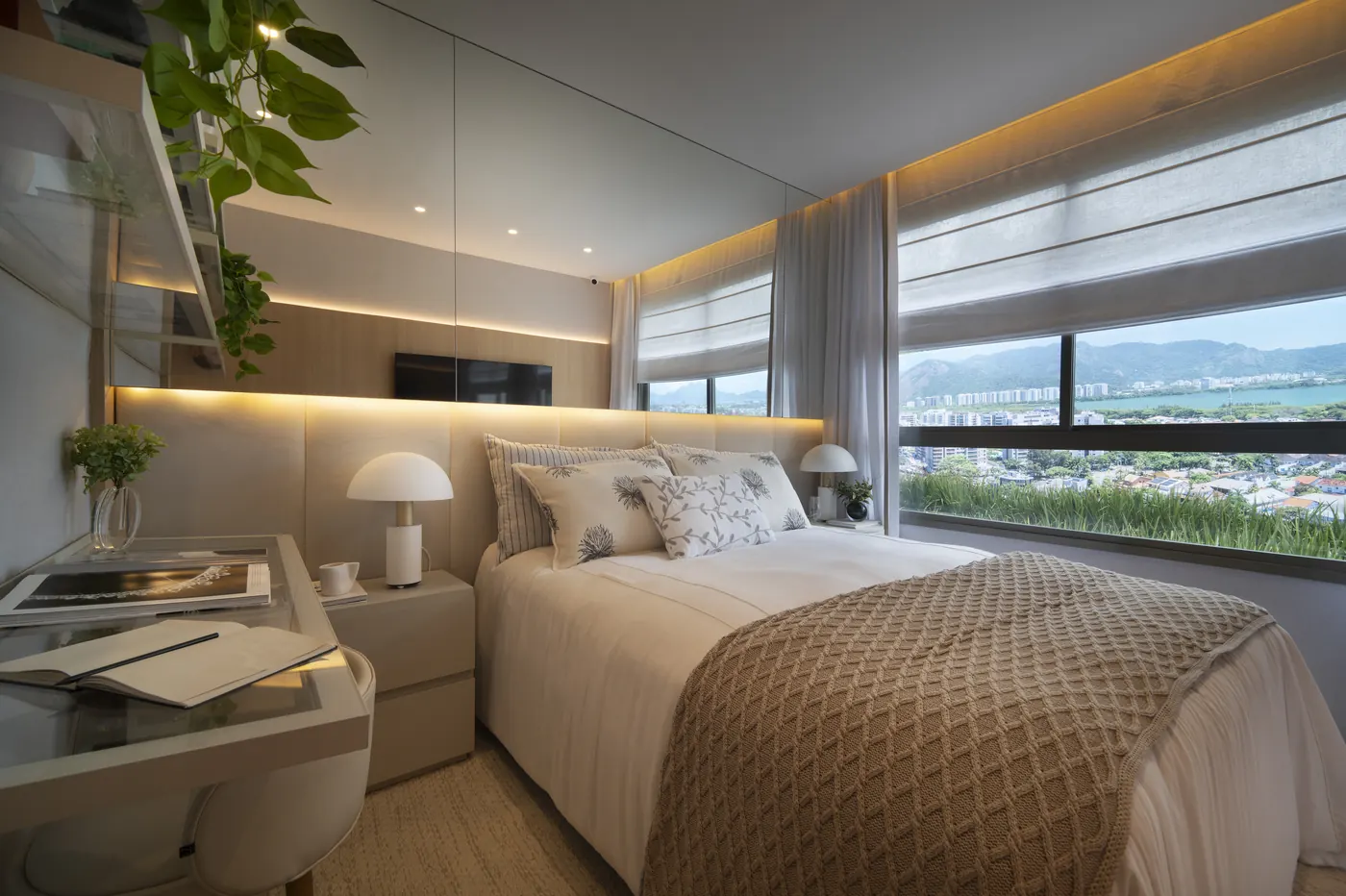 Suíte master do decorado de 2 suítes, com cama de casal e vista para fora
