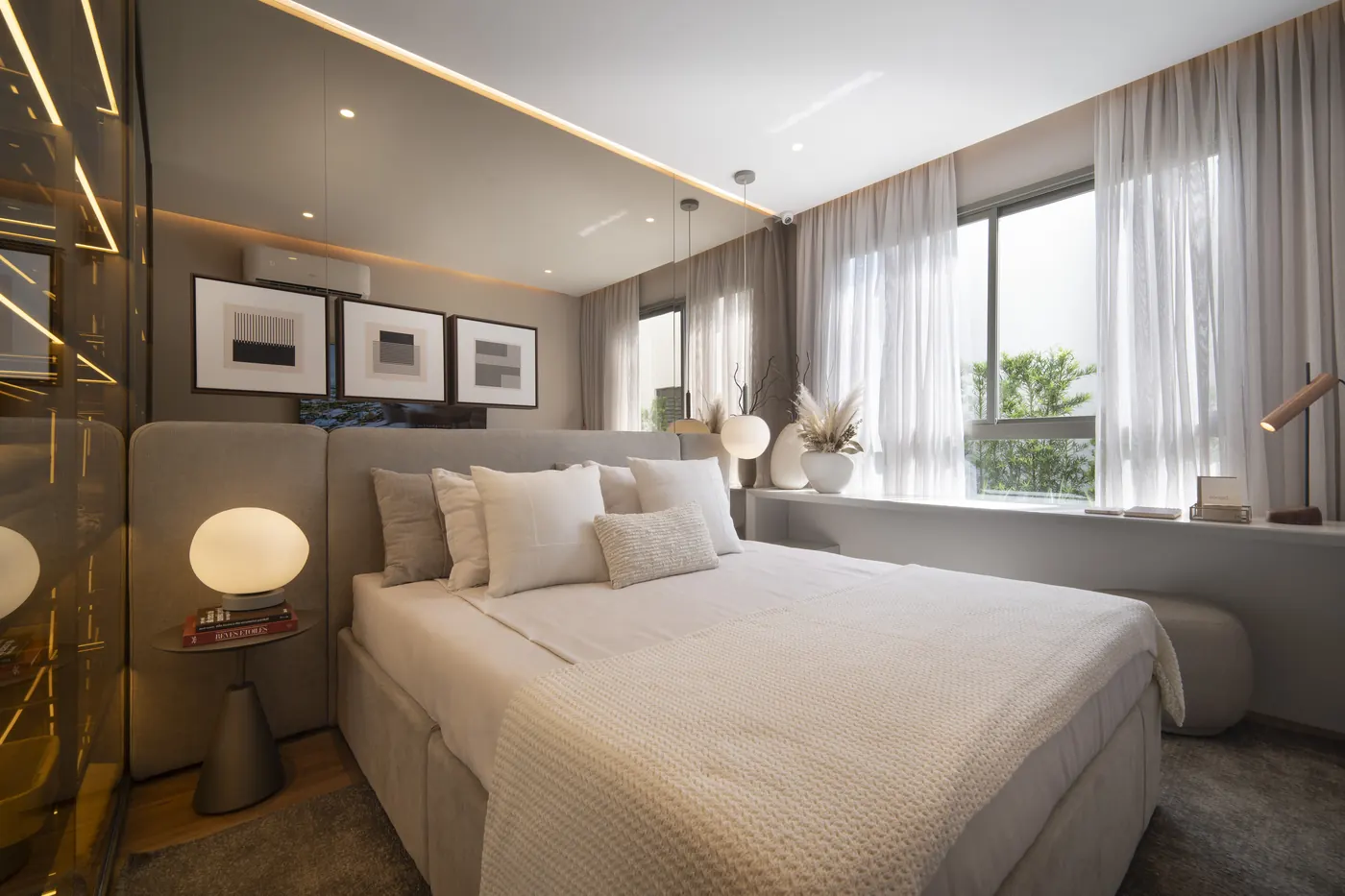 Suíte master do decorado de 3 suítes, com quadros e cama de casal