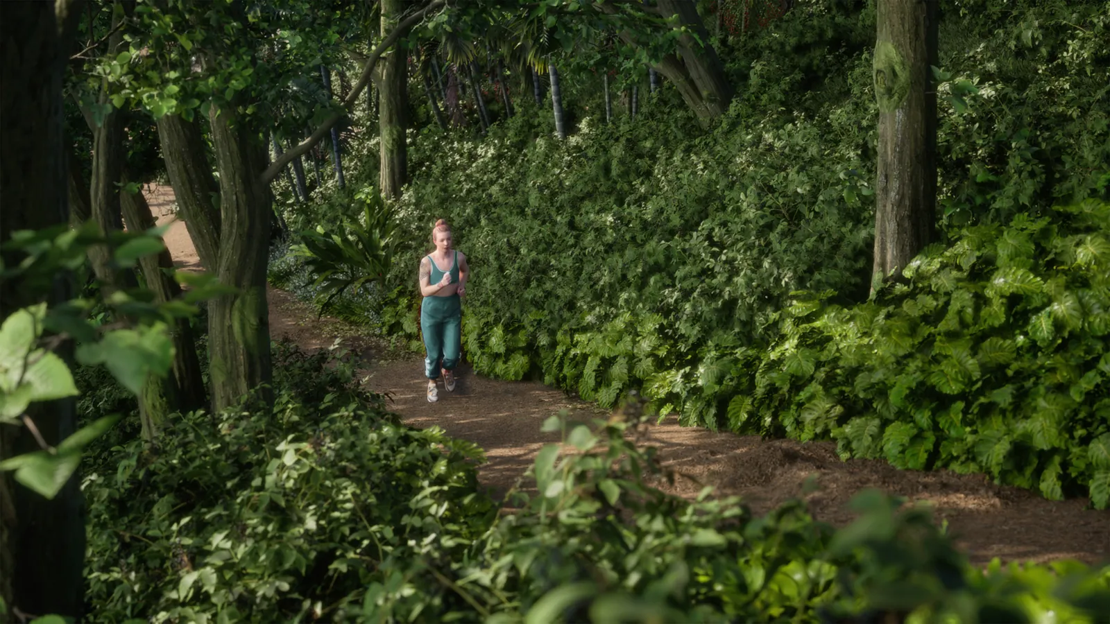 Trilha de terra no meio do bosque, com uma moradora caminhando