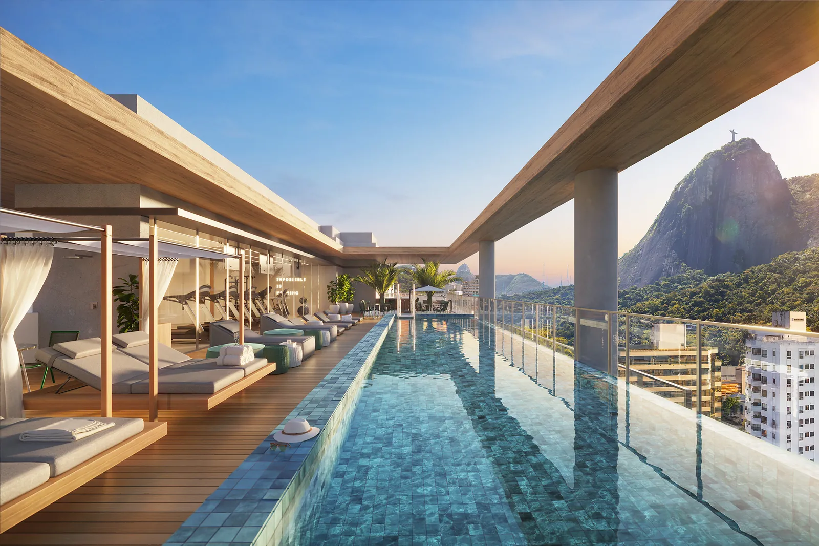 A piscina de raia do rooftop do First, com o Corcovado ao fundo