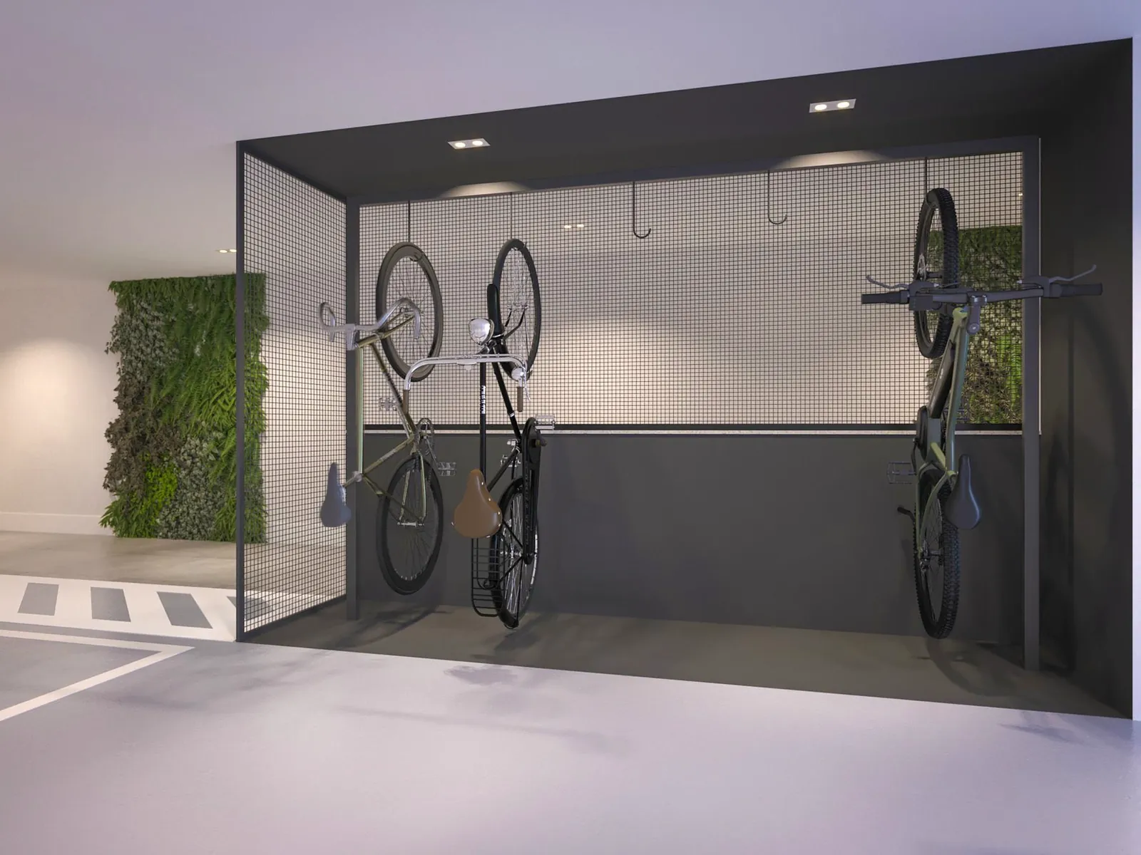 Bicicletas penduradas numa estrutura de tela preta, com jardim vertical ao lado
