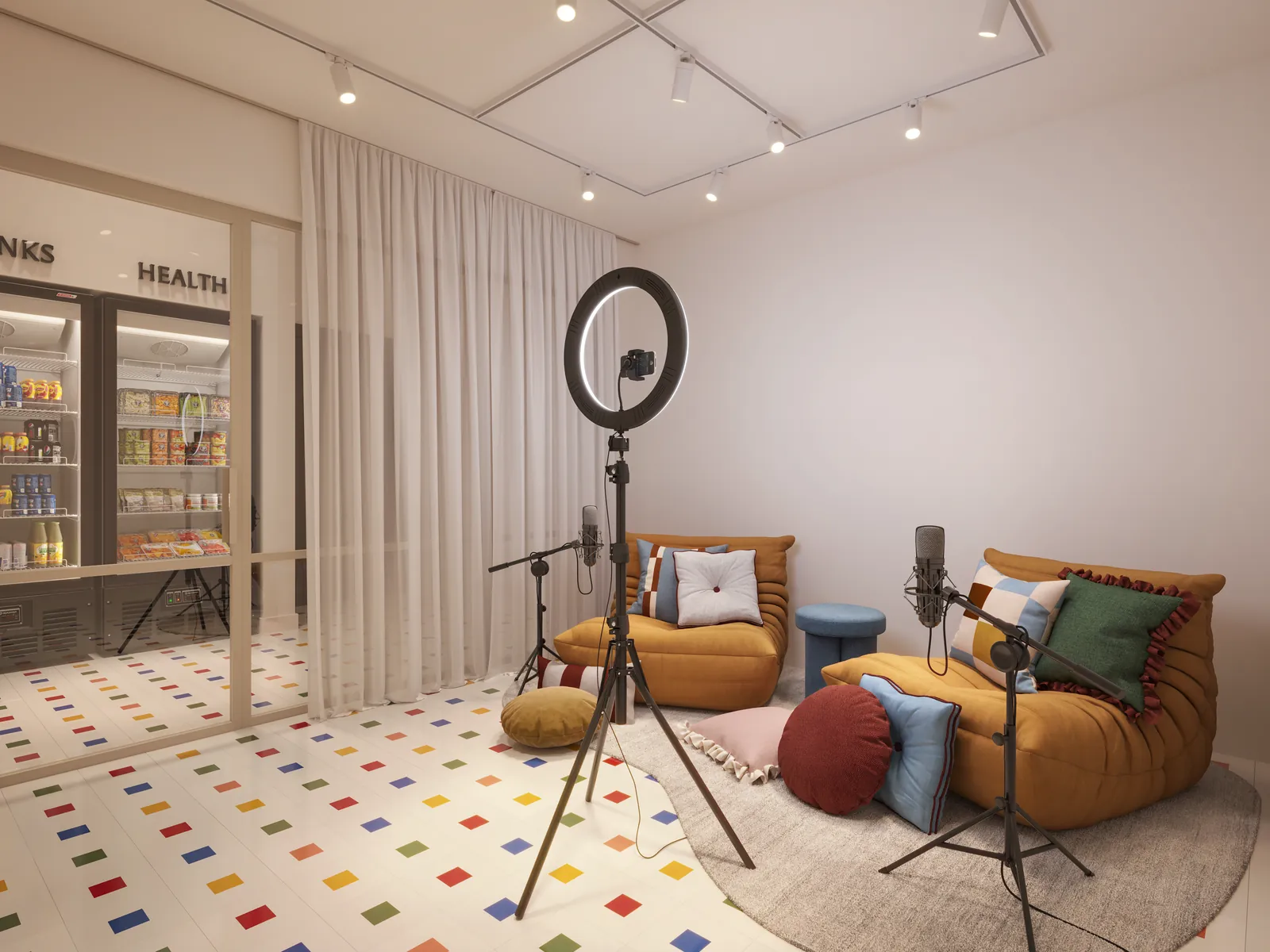 A sala de podcast do Gaví, com poltronas, luz de estúdio e minimercado ao lado