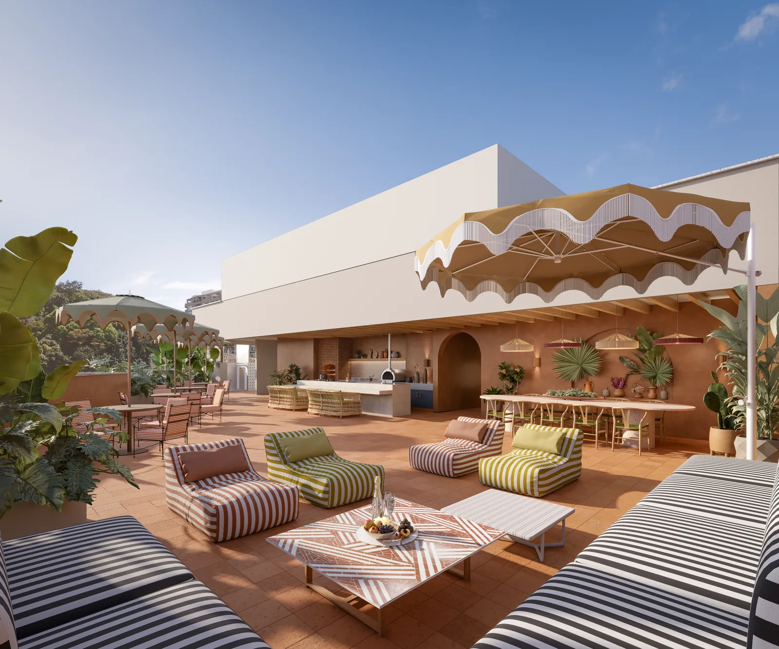 O lounge descoberto do rooftop, com almofadas listradas e toldo