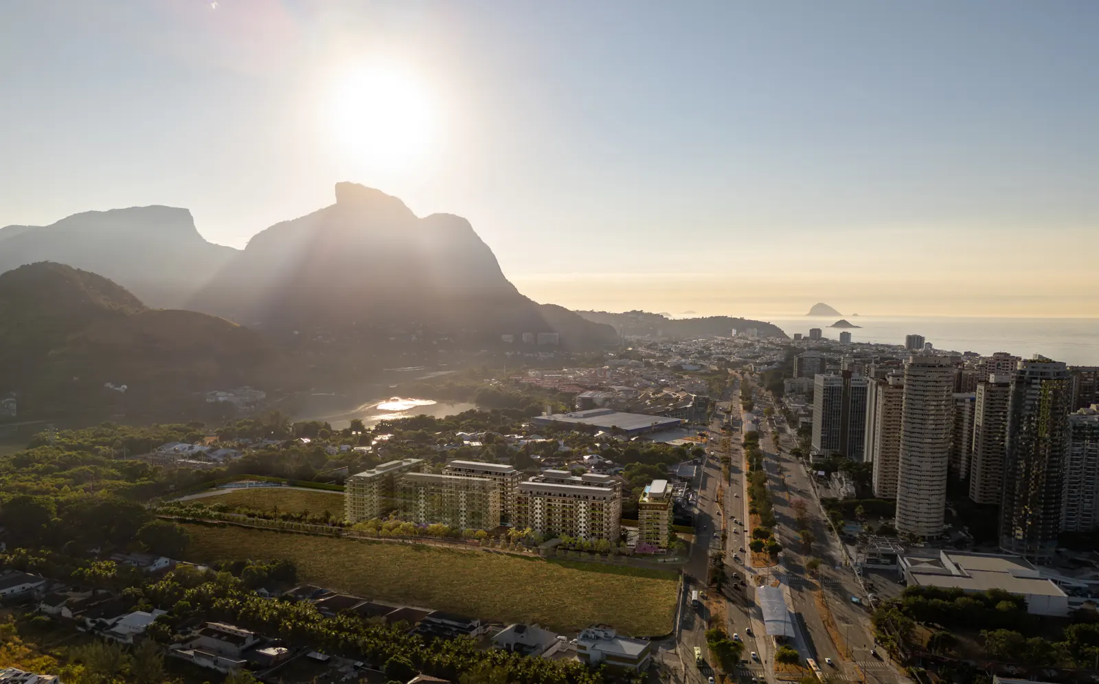 Vista aérea do Green Park Barra ao amanhecer, com a Pedra da Gávea ao fundo