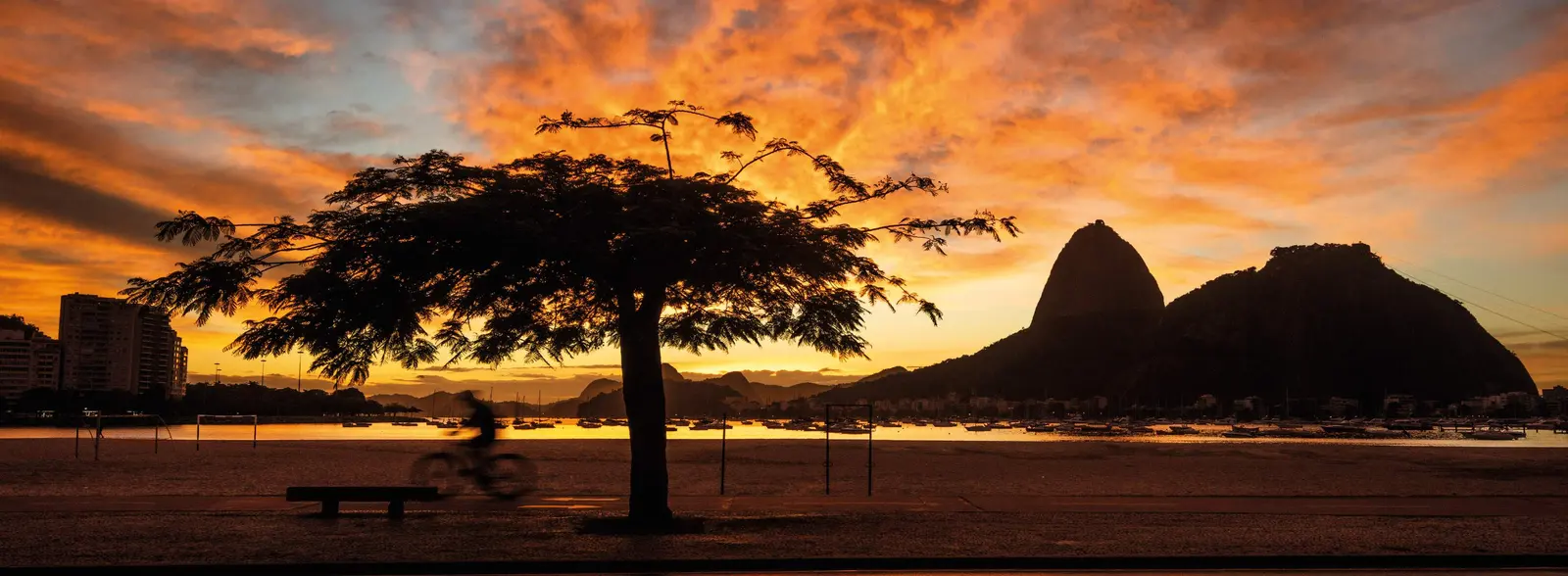 Pôr do sol na enseada de Botafogo com o Pão de Açúcar