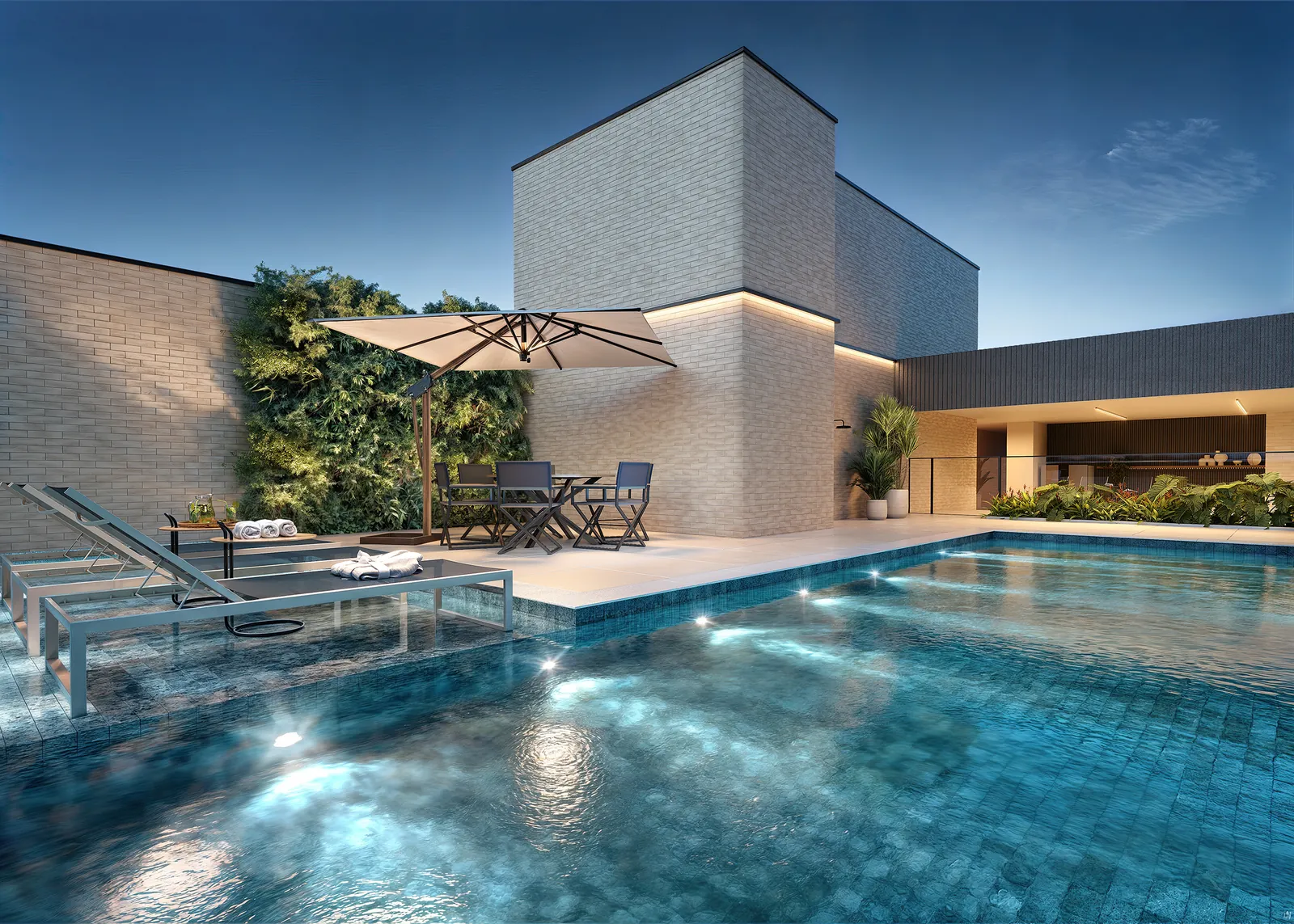 A piscina do H.U.M com deck molhado, espreguiçadeiras e parede verde