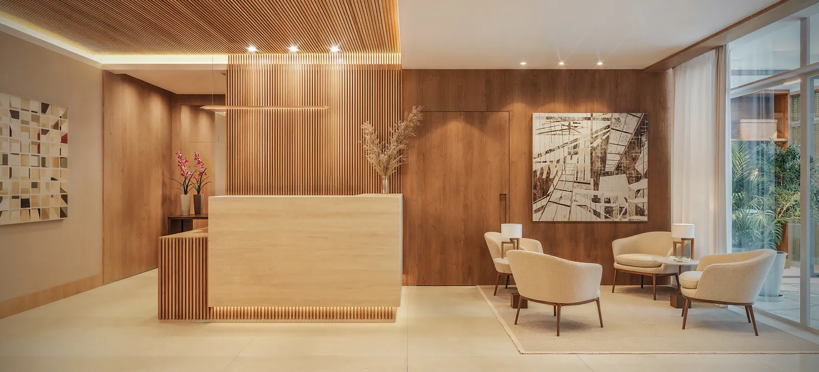 Lobby com sofás, painel de madeira e vegetação