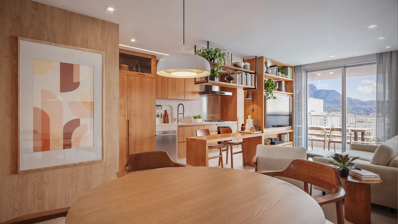 Sala com cozinha integrada, estante de madeira e varanda