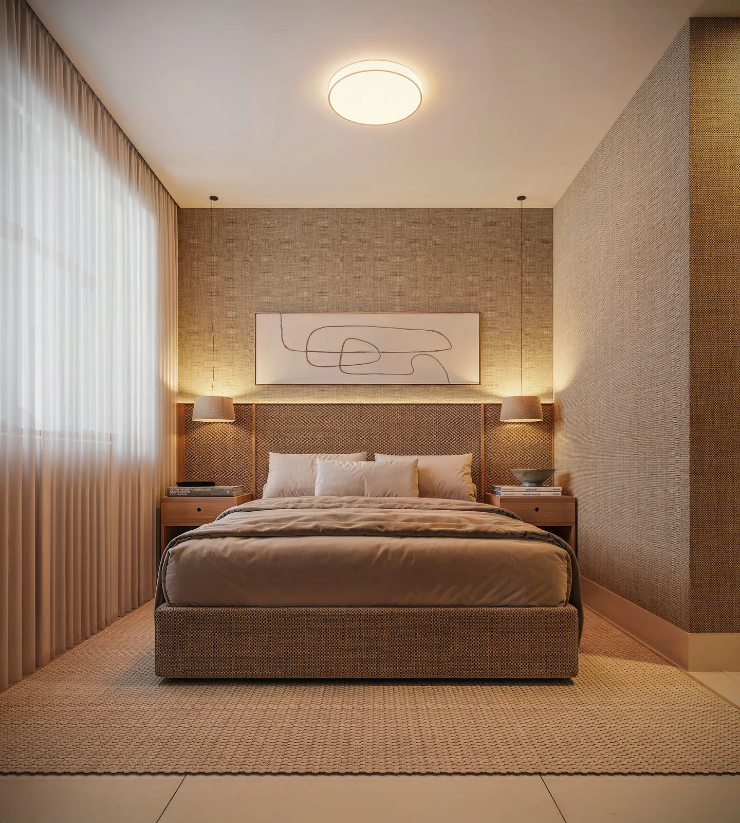 Suíte com cama de casal, cabeceira de madeira e cortinas