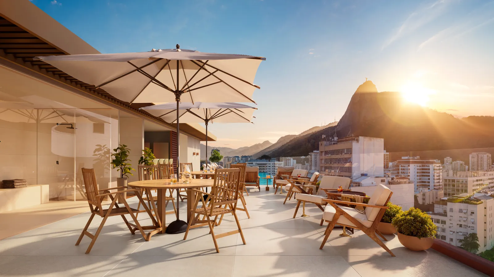 Deck com espreguiçadeiras e guarda-sóis ao lado da piscina