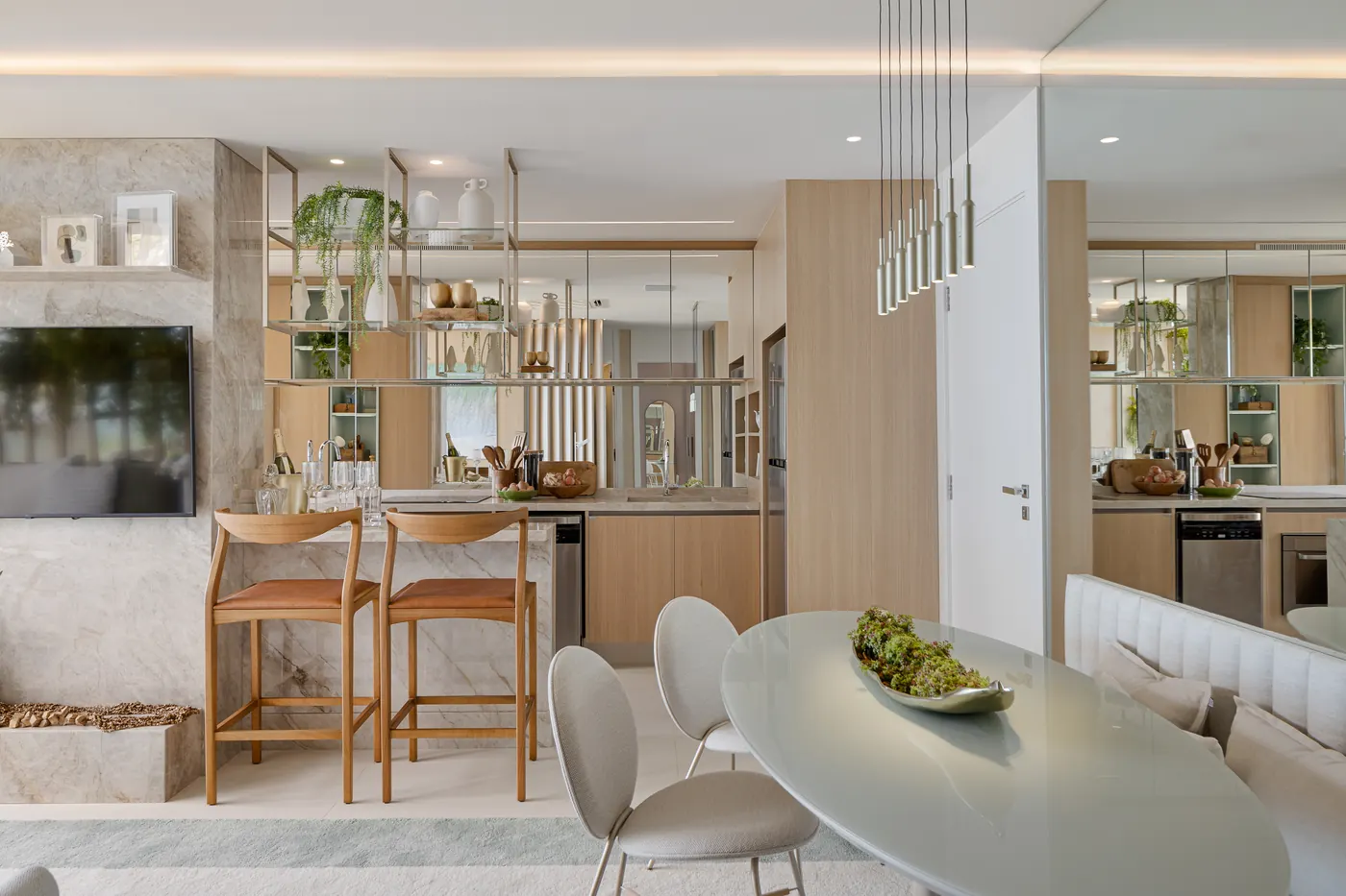 Cozinha integrada do decorado de 2 quartos, com bancada e banquetas