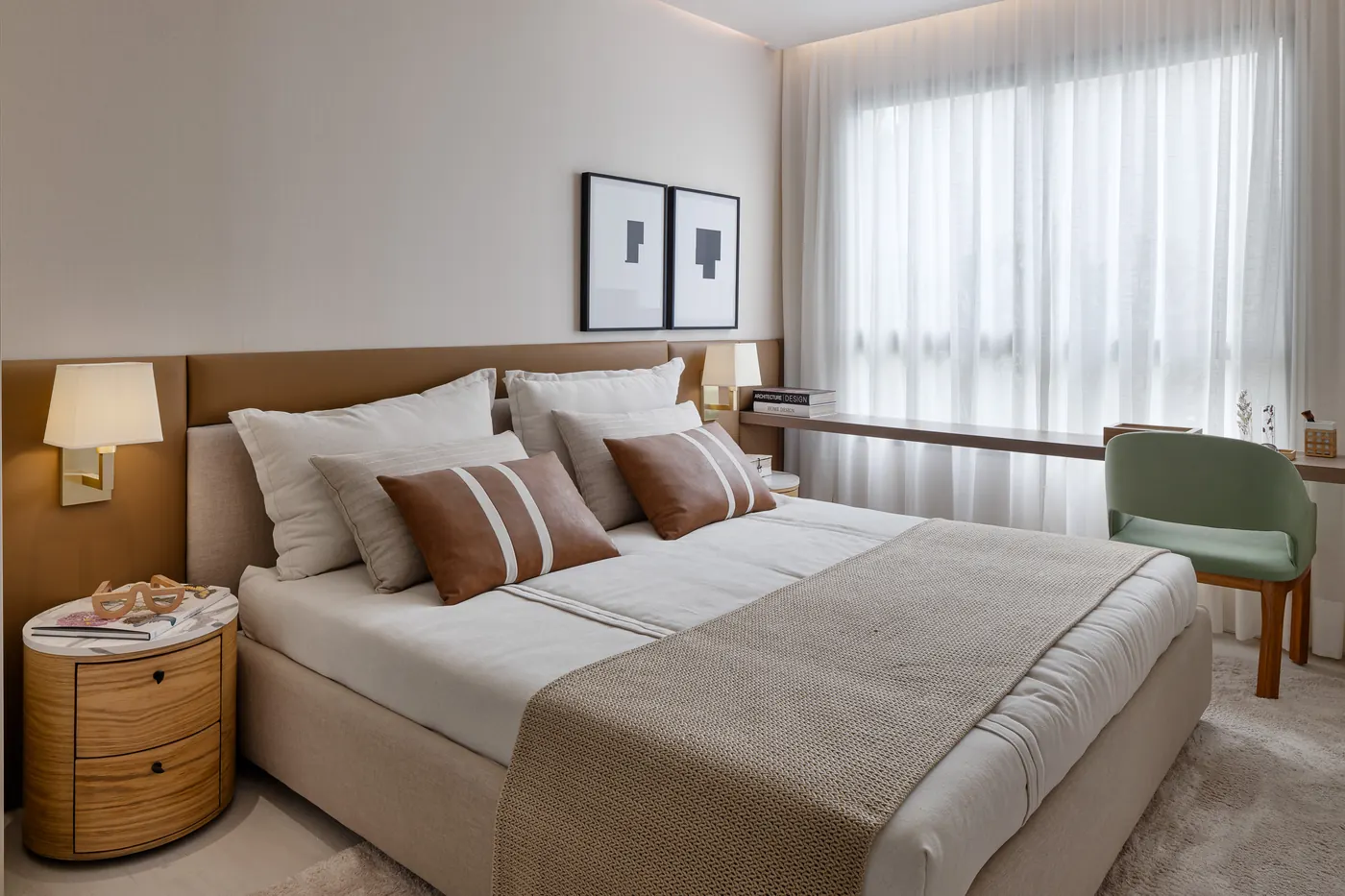 Suíte master do decorado de 3 suítes, com cama de casal e poltrona verde